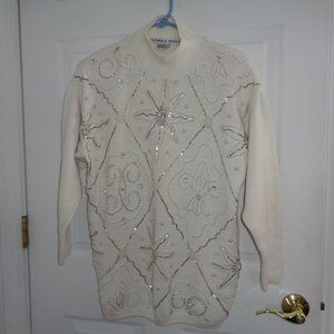 VICTORIA JONES WOMAN'S WHITE PULLOVER BEADED/CRYSTAL, PEARL SWEATER SIZE S/M